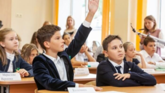 Дети идут в школу — а форма теперь под контролем государства. Что это значит для родителей?